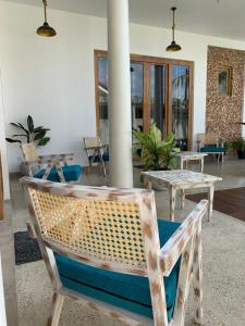 Eton Villa في ديكويلا تين: غرفة مع كرسي وطاولة وكراسي