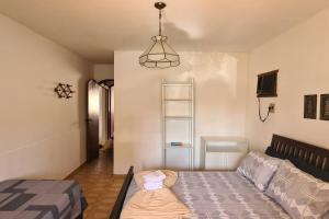 聖佩德羅－達阿爾德亞的住宿－Recanto da Praia Linda，客厅配有沙发和1张床