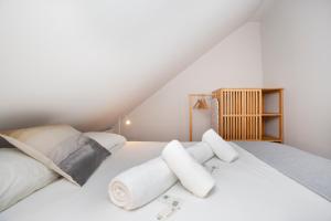 リスボンにあるLive like a local @ Casa da Esquina - Wifi & A/Cのベッドルーム1室(白いシーツと枕のベッド1台付)