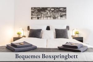- une chambre avec un lit et 2 serviettes dans l'établissement RelaxApartment 1 Massagesessel SmartTV Küche, à Biberach an der Riß