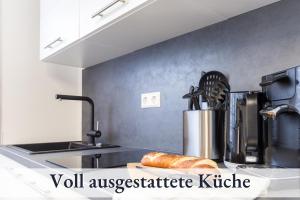 ビーベラハ・アン・デア・リスにあるRelaxApartment 1 Massagesessel SmartTV Kücheのキッチン(カウンタートップ、パン付)
