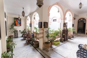 a room filled with lots of potted plants at Kanhaia Haveli in Pushkar