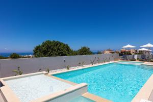 Bazén v ubytování Evilio Suites, Inspired Family Retreat, Βy ThinkVilla nebo v jeho okolí