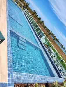 una vista sulla piscina di un resort di Porto de galinhas a Porto De Galinhas