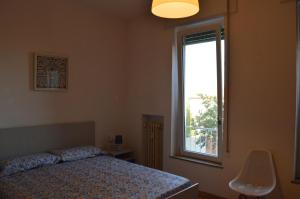 - une chambre avec un lit et une fenêtre dans l'établissement Appartamento Luna, à Ravenne