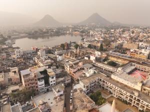una vista aerea di una città con un fiume di Kanhaia Haveli a Pushkar