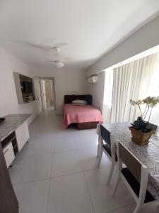 Sala de estar con cama y mesa en Apto 1 quarto em BC, vista mar, ar condicionado split no quarto e na sala, en Balneário Camboriú