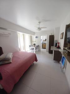 1 dormitorio con 1 cama con manta roja en Apto 1 quarto em BC, vista mar, ar condicionado split no quarto e na sala, en Balneário Camboriú