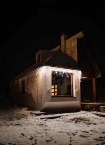 une maison avec des lumières dans la fenêtre la nuit dans l'établissement Villa Luce, à Kolašin