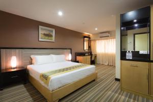 Postel nebo postele na pokoji v ubytování Hallmark Express Hotel