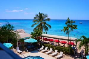 un complejo con piscina y océano en Tropical Sunset Beach Apartment Hotel, en Saint James