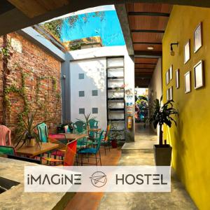 a room with a hostel with a table and chairs at Imagine hostel in Santa Marta