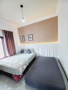 a bedroom with a bed in the corner of a room at Homestay Berkah Syariah Bukittinggi in Bukittinggi