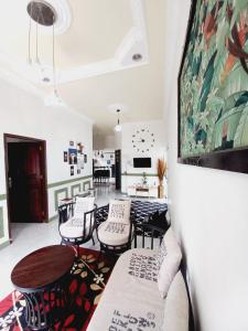 a living room with chairs and a table at Homestay Berkah Syariah Bukittinggi in Bukittinggi