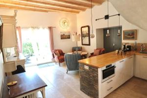 Kitchen o kitchenette sa Chambres d'hôtes avec Jacuzzi et Piscine au Mas de Cadoule
