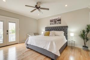 een slaapkamer met een bed en een plafondventilator bij Brenham Vacation Rental Less Than 1 Mi to Downtown! in Brenham