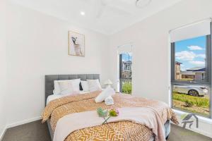 1 dormitorio con cama y ventana grande en Vivid House for your wonderful trip, en Vineyard