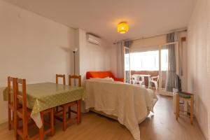 Cette chambre comprend une table, un lit, une table et des chaises. dans l'établissement INNOUTHOME Apartamento Ideal Vacaciones Mediterrani, à L'Ametlla de Mar