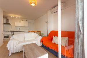 uma sala de estar com um sofá e uma mesa em INNOUTHOME Apartamento Ideal Vacaciones Mediterrani em L'Ametlla de Mar
