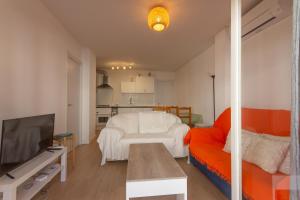 uma sala de estar com um sofá e uma televisão em INNOUTHOME Apartamento Ideal Vacaciones Mediterrani em L'Ametlla de Mar