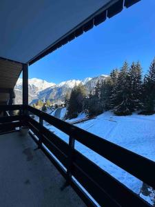Elle comprend un balcon offrant une vue sur une montagne enneigée. dans l'établissement Appartement Courchevel les brigues, à Courchevel