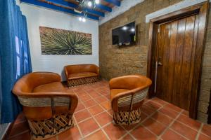 a waiting room with two chairs and a tv at PANWEWE III in San Antonio de las Alzanas