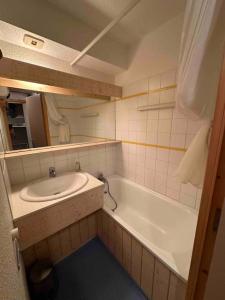 une salle de bains avec lavabo et baignoire dans l'établissement Appartement Courchevel les brigues, à Courchevel 3 autres photos
