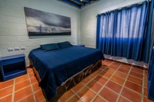 sypialnia z łóżkiem i telewizorem w obiekcie PANWEWE III w mieście San Antonio de las Alzanas