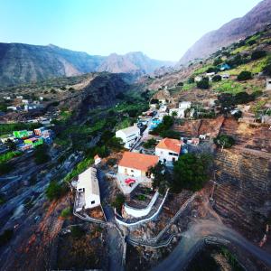 una vista aérea de un pueblo en una montaña en Kaza Ladera en Seladinha