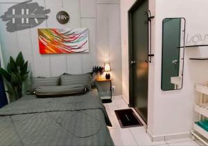 ein Wohnzimmer mit einer grünen Couch in einem Zimmer in der Unterkunft 3 Bedroom - HK Guesthouse Jerantut Pahang in Jerantut