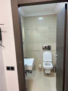 ein Badezimmer mit einem weißen WC und einem Waschbecken in der Unterkunft SilverDeluxe in Poiana Brașov