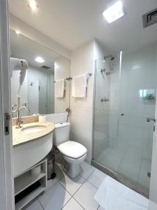 a bathroom with a toilet sink and a shower at V1318 Lindo flat aconchegante em andar alto in Brasilia