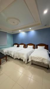 - 2 lits avec des draps blancs dans une chambre bleue dans l'établissement نماء الجود للشقق المفروشة ( المستراح ), à Médine