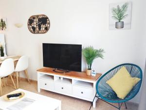 TV a/nebo společenská místnost v ubytování BenalBeach Casa Kito