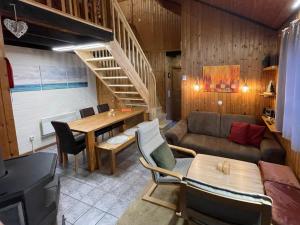 ein Wohnzimmer mit einem Sofa und einem Tisch in der Unterkunft Ferienhaus Sinja in Bremke