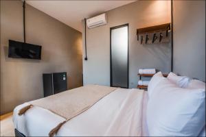 Postel nebo postele na pokoji v ubytování Canggu Apartments: Studio+Kitchen / Batu Bolong-A2