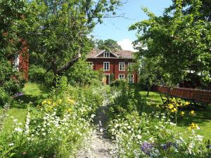 セーデルハムンにあるHälsingegården Erik-Andersの家の前の花の庭園