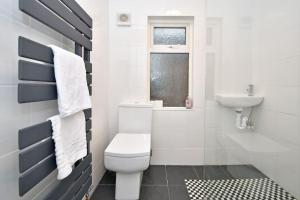 Ванная комната в Ernest House - By Sigma Stays