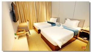 Llit o llits en una habitació de pristinehotel阳光商务酒店