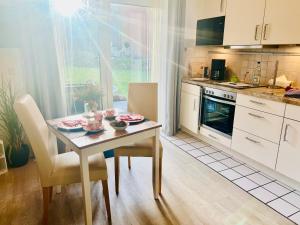 A kitchen or kitchenette at SOLund - Sonne im Herzen - ruhige und sonnige Ferienwohnung mit Terrasse und Garten nahe Strand und Ostsee