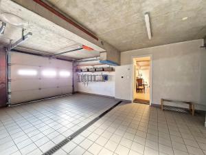 ein leeres Zimmer mit einer Garage mit einer Bank darin in der Unterkunft Appartement La Chapelle-d'Abondance, 3 pièces, 4 personnes - FR-1-692-91 in La Chapelle-dʼAbondance