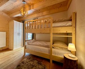 een slaapkamer met 2 stapelbedden in een hut bij Edelweiss Chalet in Oberwölz Stadt