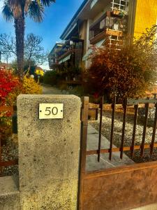 uma cerca com um sinal de limite de velocidade em Casa Udine Charme 5 posti letto 