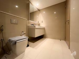 Koupelna v ubytování Burj Royal Luxury Apt with Balcony & View