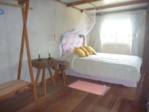 sypialnia z łóżkiem i oknem w obiekcie IDALIA w mieście Barra del Chuy
