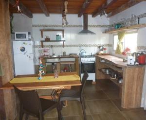 kuchnia z drewnianym stołem i krzesłami w obiekcie IDALIA w mieście Barra del Chuy