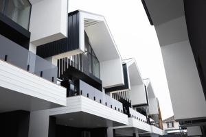 布克維的住宿－Black & White Villas by Fomich Hotels Group，带阳台的建筑形象