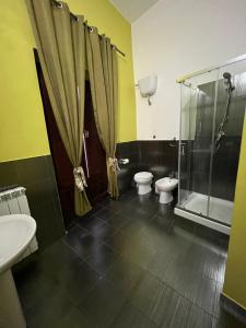 Koupelna v ubytování PERSEFONE LUXURY SUITE