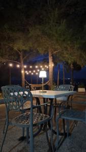 a table with two chairs and a table with a lamp at b&b il villino in Matera