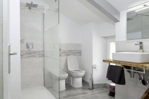 a bathroom with a toilet and a sink at casa di Roby in Biella